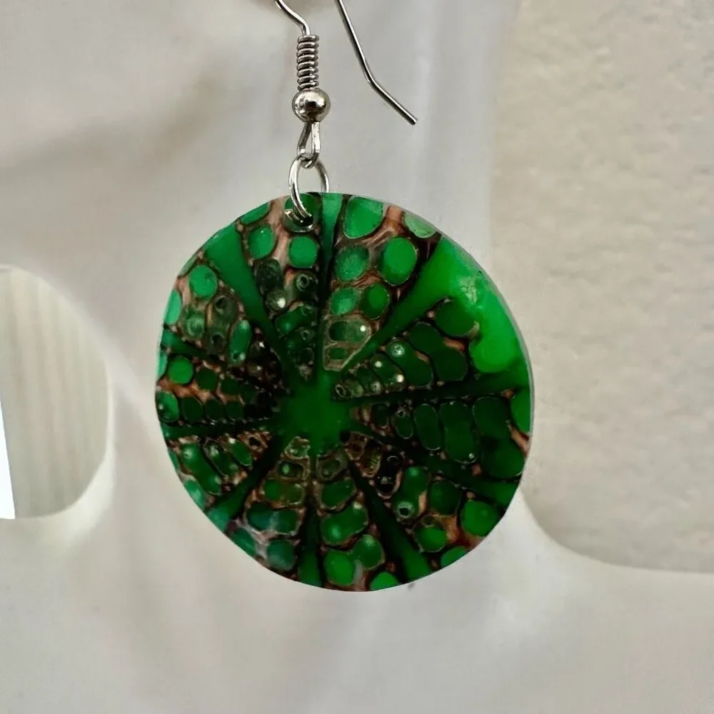 Green and brown shell round earrings